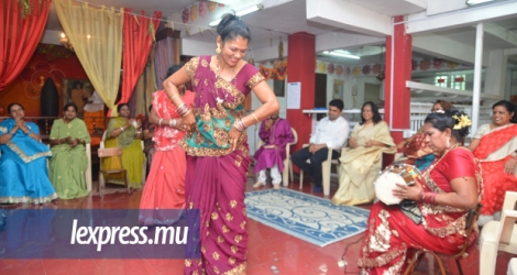 Démonstration de geet gawai à Allée-Brillant samedi à l’inauguration d’une école de chants et danses en bhojpuri.