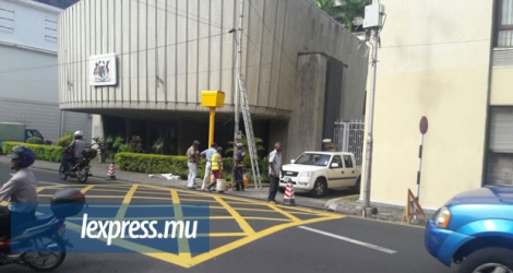 Mardi 13 décembre, les techniciens du ministère des Infrastructures publiques installaient un radar à la rue de l’Intendance.