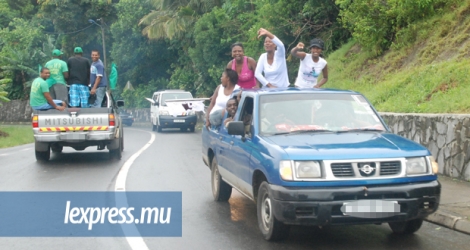 Des partisans de l’OPR croisent ceux du MR le 21 janvier 2011, à Rodrigues.