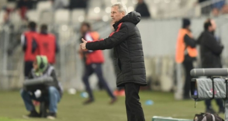 L'entraîneur de Nice Lucien Favre donne des instructons lors du match face à Bordeaux aux Matmut Atantique, le 15 décembre 2016.