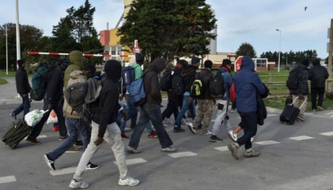 Des jeunes migrants évacuent la «Jungle» de Calais en démantèlement, le 27 octobre 2016