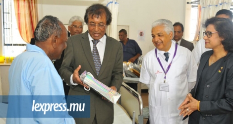 Le ministre Anil Gayan a rendu visite aux patients de quatre hôpitaux du pays.