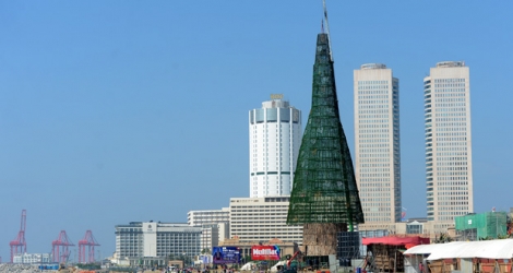 L'arbre de Noël artificiel le plus haut du monde, malgré des retards dans la construction en raison de l'opposition de l'église locale.