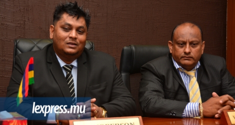Vikram Hurdoyal (à g.) et Kritanandsing Mohun ont été élus président et vice-président mercredi.