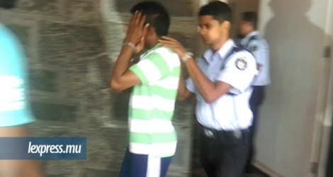 Ajaysingh Nuthoo a comparu en cour de Flacq, hier, sous forte escorte policière.