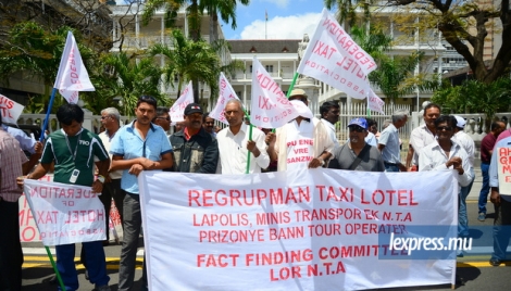 Les membres de la Federation of Hotel Taxis Association lors d’une manifestation à Port-Louis, en septembre.