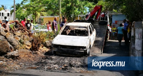 La voiture incendiée de la famille Moheedin.