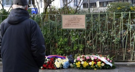 Des  hommages, avec dépôts de gerbes et minutes de silence, ont eu lieu jeudi à Paris en mémoire des victimes des attentats de janvier 2015 contre l'hebdomadaire Charlie Hebdo.