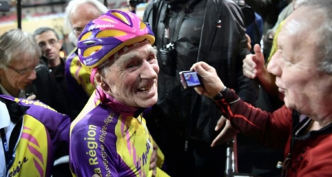 Robert Marchand après avoir parcouru 22,547 km en une heure le 4 janvier 2017 sur vélodrome national de Saint-Quentin-en-Yvelines.