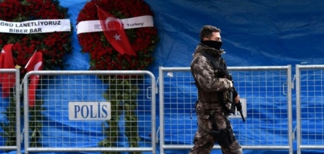 Les autorités ont diffusé plusieurs images de l'auteur présumé de cet attentat qui, pour la première fois en Turquie, a été directement revendiqué par le groupe jihadiste Etat islamique (EI).