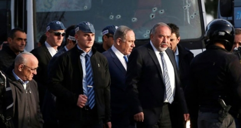 Le Premier ministre israélien Benjamin Netanyahu sur le site d'une attaque au camion, le 8 janvier 2017 à Jérusalem.