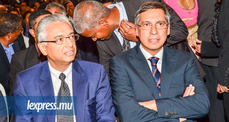 Pravind Jugnauth et Xavier-Luc Duval, respectivement leader du MSM et du PMSD, lors d'une élection mairale en 2015.