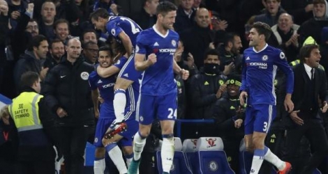 Le leader Chelsea devra se reprendre chez le champion en titre Leicester samedi.