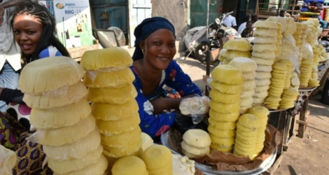 Une vendeuse ivoirienne de beurre de karité sur le marché de Bouaké, le 14 janvier 2017.