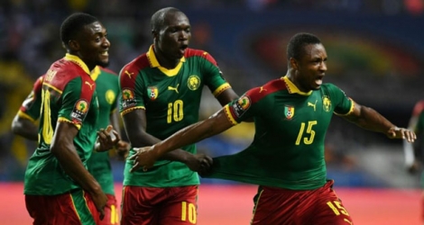 La joie des Camerounais après le but de Sébastien Siani (d) face à la Guinée-Bissau lors de la CAN, le 18 janvier 2017 à Libreville.