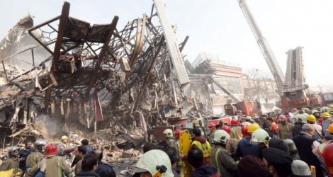 Plusieurs dizaines de personnes ont été blessées et de nombreux pompiers étaient portés disparus à la suite de l'effondrement .