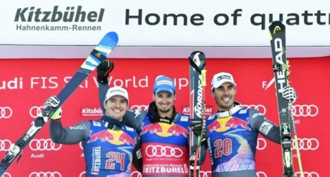 Le podium de la descente de Kitzbühel, l'Italien Dominik Paris, vainqueur entouré des Français Valentin Giraud-Moine (g) et Johan Clarey, le 21 janvier 2017 