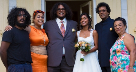 (De g. à dr.) Gavin, Amsi, Romi, Caroline Grenade, Rama et Gina le jour du mariage de Caroline et Romi, en 2015.