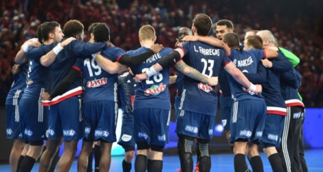 La joie des handballeurs français après leur victoire contre la Suède et leur qualification pour les demi-finales du Mondial, le 24 janvier 2017 au stade Pierre -Mauroy à Villeneuve d'Ascq.