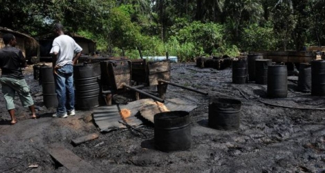 Shell avait accepté de verser plus de 80 millions de dollars à 15.600 pêcheurs de Bodo, une autre communauté nigériane touchée par deux importantes fuites de pétrole en 2008.