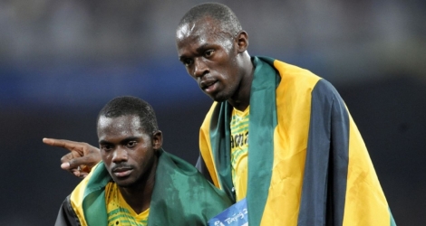 Nesta Carter avec Usain Bolt après la victoire du relais 4x100 m jamaïcain aux Jeux de Pékin, le 22 août 2008.