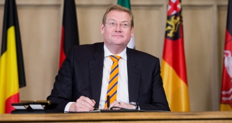 Le ministre Van der Steur est la quatrième personne politique de premier plan et membre du parti populaire libéral et démocrate (VVD) de M. Rutte à quitter son poste en deux ans.