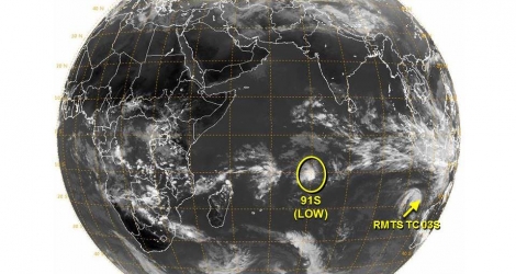 Image satellite du Joint Typhoon Warning Center identifiant la zone de perturbation.