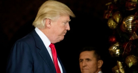 Le président américain Donald Trump (g) et son conseiller à la Sécurité nationale Michael Flynn, le 21 décembre 2016 à Palm Beach en Floride.