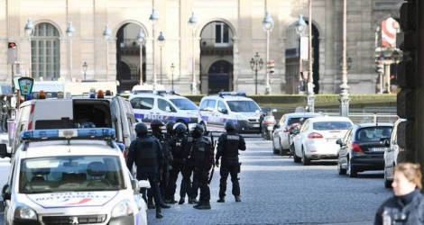 Attaque «terroriste» à la machette contre des militaires au musée du Louvre à Paris qui aurait été perpétrée par un Egyptien.