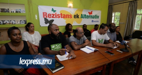 Des membres de Rezistans ek Alternativ à Moka, ce samedi 4 février.