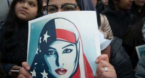 Une femme brandit une pancarte lors d'une manifestation contre le décret migratoire de Donald Trump le 3 février 2017 à New York