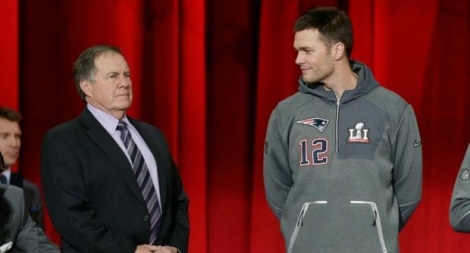 L'entraîneur des New England Patriots Bill Belichick et le quaterback Tom Brady lors de la présentation de la finale du Super Bowl, le 30 janvier 2017 à Houston
