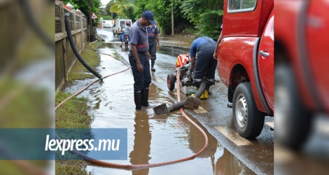Les pompiers ont dû intervenir pour évacuer l’eau des cours et des ruelles dans certaines régions. [Photo d’illustration]