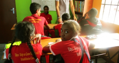 L’école gérée par l’ONG compte une vingtaine d’enfants.