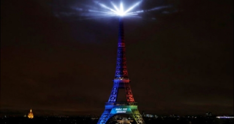 La Tour Eiffel éclairée aux couleurs de Paris-2024, le 3 février 2017.