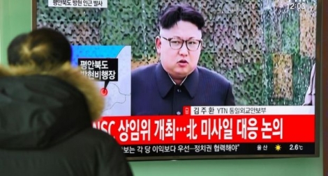 Une télévision à Séoul diffuse des images d'archives du président nord-coréens Kim Jong-Un, le 12 février 2017