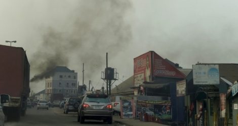 De la suie noire envahit la ville de Port-Harcourt, le 14 février 2017 au Nigeria.