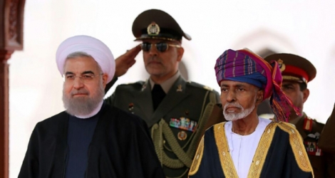 M. Rouhani (G) et le sultan Qabous d'Oman à Mascate.