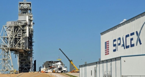 Préparatifs pour le lancement de la fusée Falcon 9 de SpaceX vers la Station Spatiale Internationale, le 17 février 2017 au Centre Spatial Kennedy, en Floride.
