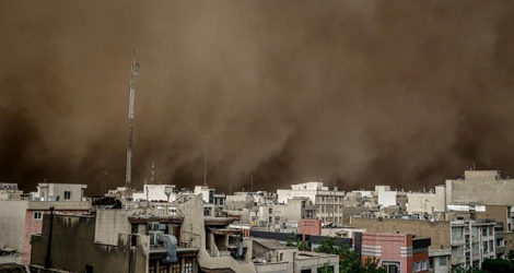 Dans le sud-ouest, les écoles ont été fermées dans les villes d'Ahvaz, Abadan, Khoramshahr, à cause de fortes tempêtes de sable.