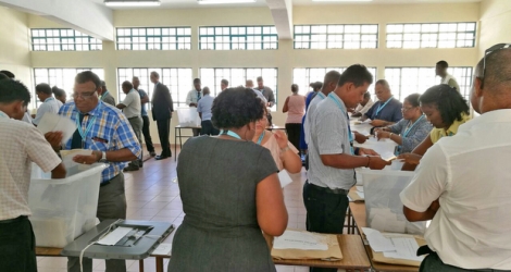 The First Past The Post system gave the Organisation du peuple de Rodrigues a 10-2 victory in last Sunday regional elections. But following application of proportional representation, the final result was 10-7, bringing down the winning party’s majority to three seats.