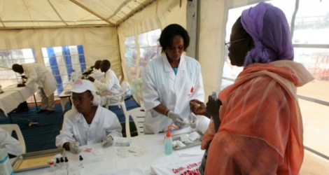 Prises de sang par des infirmières le 21 novembre 2006 à Dakar dans le cadre d'une campagne de détection de la Drépanocytose .