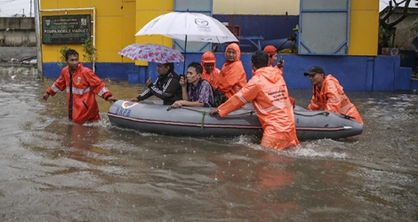 Le niveau d'eau est monté jusqu'à 1,5 mètre dans certains quartiers de la capitale, obligeant des habitants à fuir leurs maisons.
