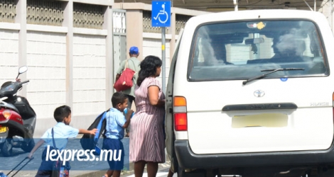 Actuellement, les parents payent au minimum Rs 500 par mois pour le transport des enfants.