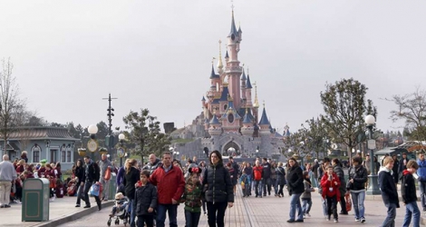 Euro Disney a cependant été affecté par une baisse de fréquentation importante et des dépenses de sécurité accrues après les attentats de 2015 et 2016 en France