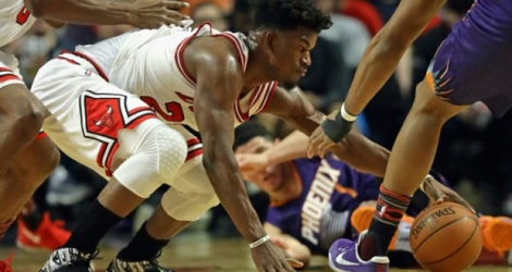 Jimmy Butler, N.21 des Bulls, ramasse un ballon face aux Suns, le 24 février 2017 à Chicago.