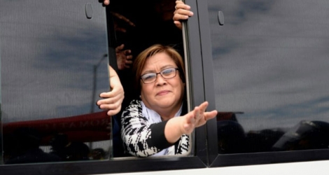 La sénatrice Leila De Lima, ex-ministre de la Justice salue ses partisans après comparution devant le tribunal de Muntinlupa City en banlieue de Manille, le 24 février 2017.