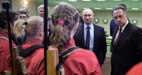 Le président russe Vladimir Poutine en visite dans une académie de biathlon, le 1er mars 2017 à Krasnoïarsk.