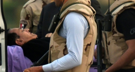 L'ancien président égyptien Hosni Moubarak est transporté d'un hélicoptère militaire à une ambulance à l'extérieur de l'hôpital militaire de Maadi au Caire alors qu'il revient d'une audience au tribunal, le 2 mars 2017.