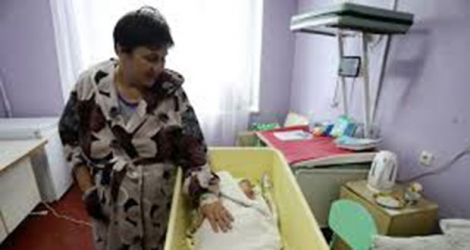 Olena Gorbatova avec son bébé le 16 janvier 2017 à la maternité d'Avdiïvka.